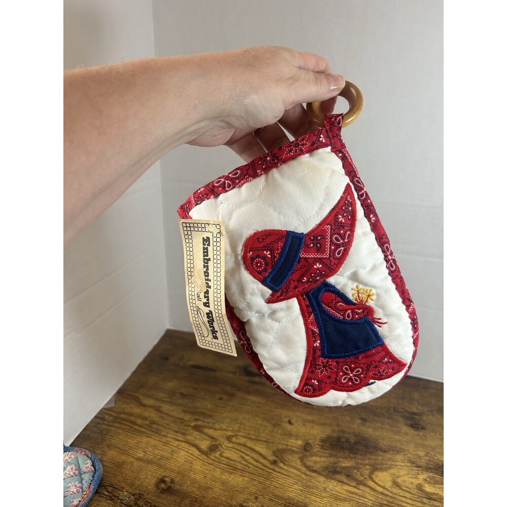 Vintage Cottagecore Embroidered Oven Mitt Red Bandana Sunbonnet Girl New Tag - Picture 2 of 13